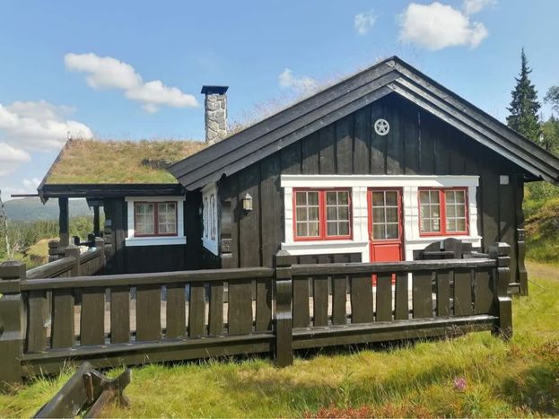 Fasaden til en laftehytte